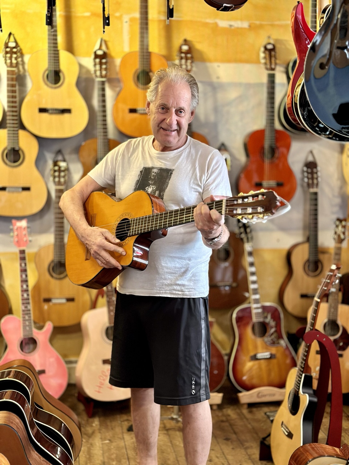 Roffe med en gitarr i butiken