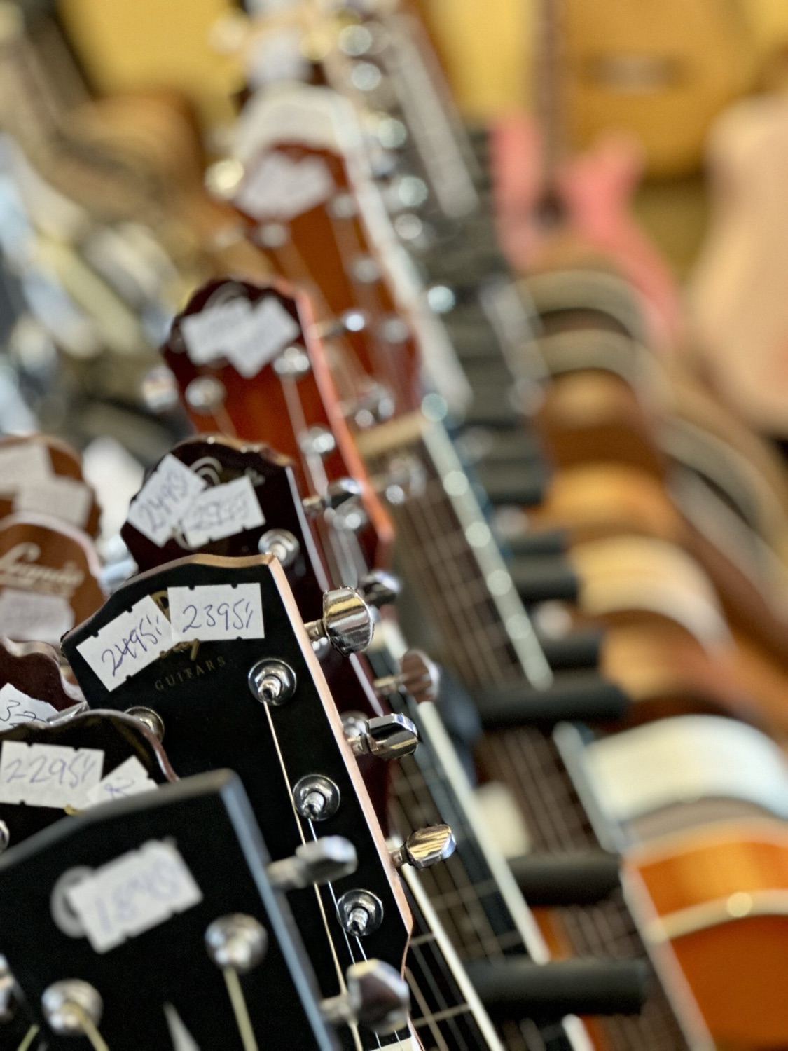 Gitarrer på rad i butiken