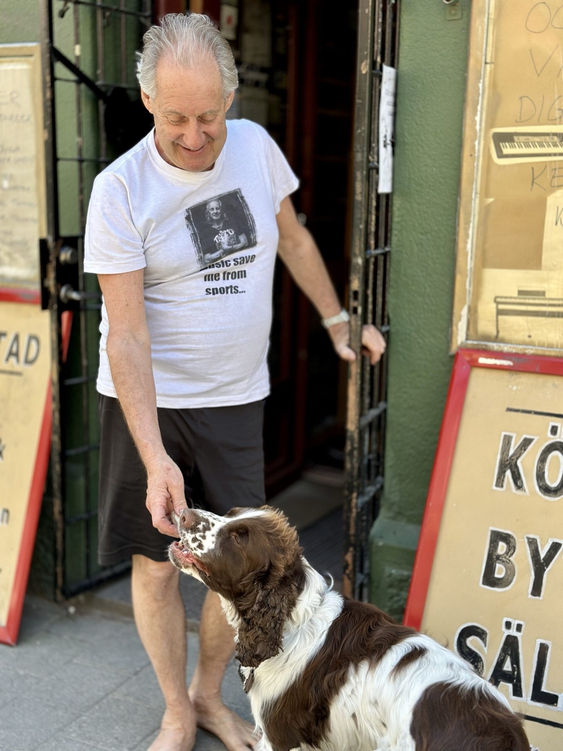 Roffe och hunden Poffe vid dörren på Bruksgatan