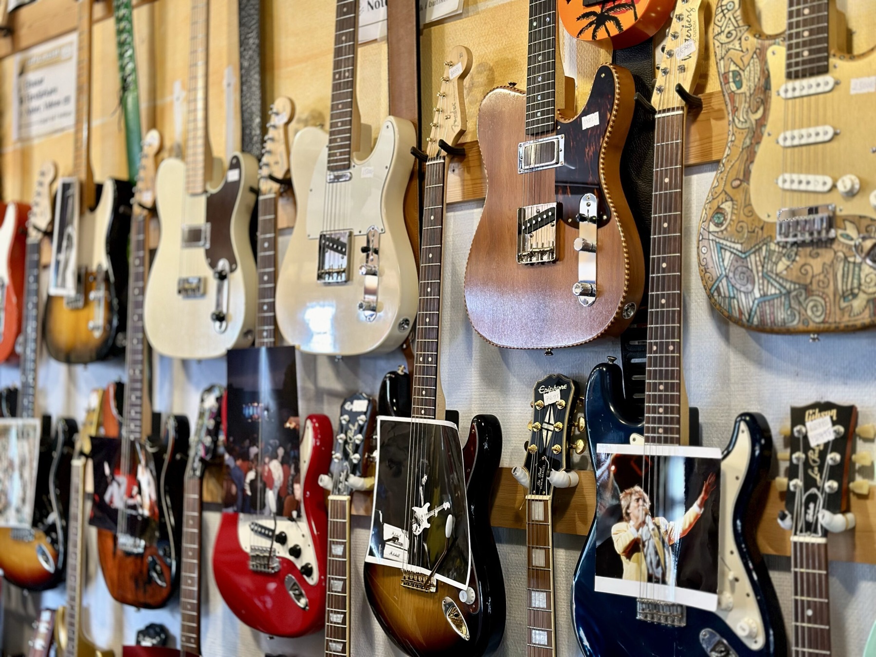Elgitarrer på väggen i Beme Musik
