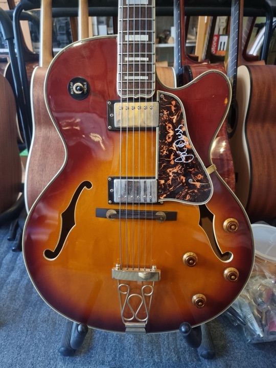 Joe Pass Signature Emperor serienummer S9205127 från 1992 5 maj 127:e gitarren den månaden i mycket bra skick