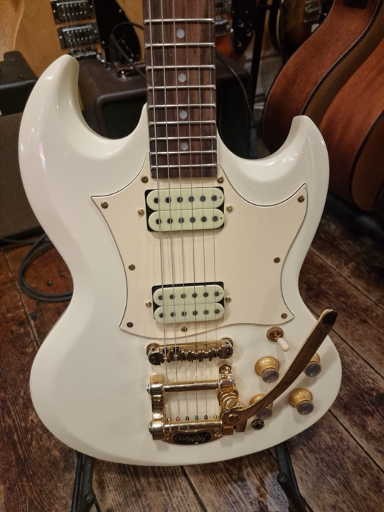 Gould XG Deluxe Solid kropp i basswood. Limmad hals, 2 humbucker pick-ups, 3-vägs switch, Med Tremolo-Arm