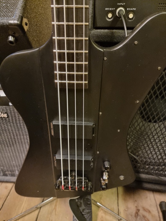 Epiphone Thunderbird Goth Bass Guitar Black Finish, beg,justerad och klar med nya strängar, saknar plektrum skydd och trussrodplattan