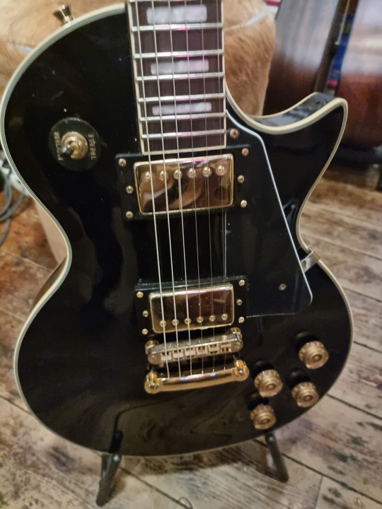 Gould LP Custom modell svart, Solid välvd kropp. Limmad hals. 2 humbucker pick-ups, 3-vägs switch