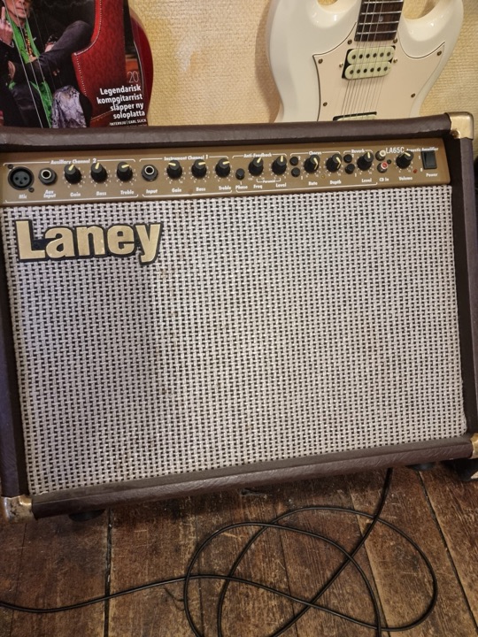 Laney LA65CTvå kanaler: Mikrofon (XLR) och instrument (tele) för t.e.x. sång och gitarr. AUX-ingång för externa ljudkällor, RCA-ingång, hörlursutgång