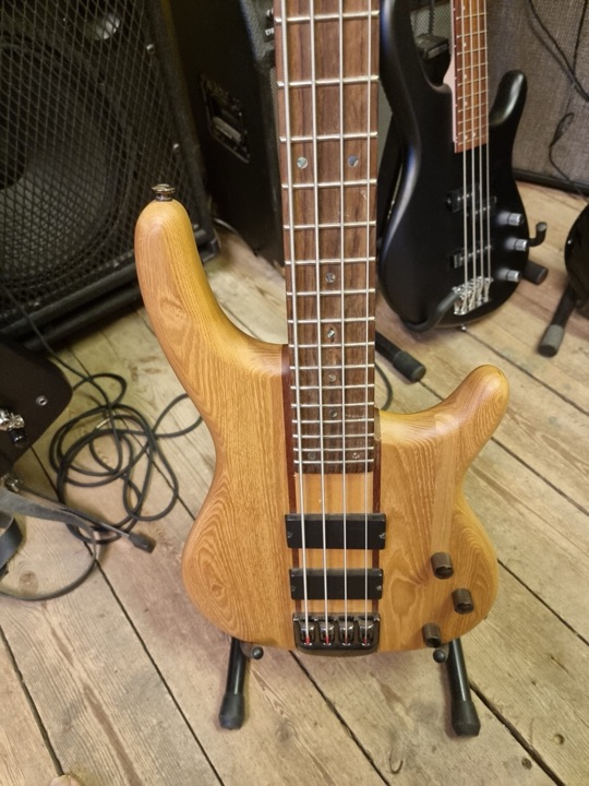 Gardisten Instrument Bass med genomgående hals, lite svag output i mickarna