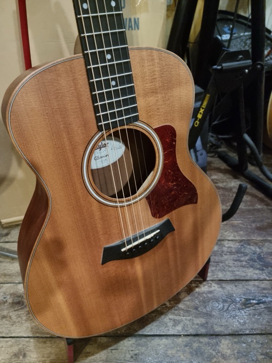 Taylor GS Mini Sapele Torrefied Top demo ex. fixad liten spricka i locket . ink fin gigbag